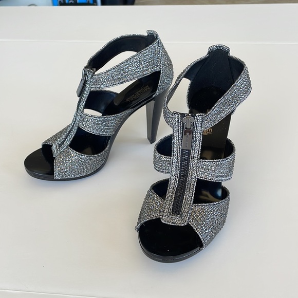 NWT Michael Kors Berkley T Strap Silver 6 M - Picture 8 of 16